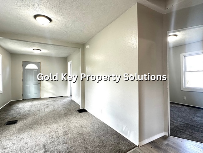 Building Photo - Updated 2BR / 1BR Single Family Home (No S...