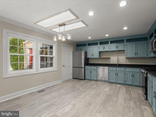 Building Photo - Home with Private Garden Oasis