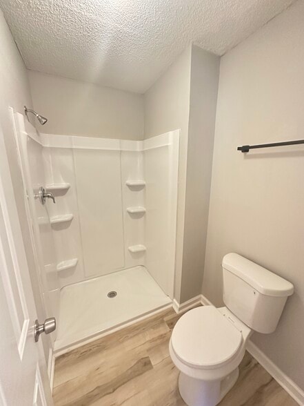 Primary bathroom - 910 Dolphin Ct
