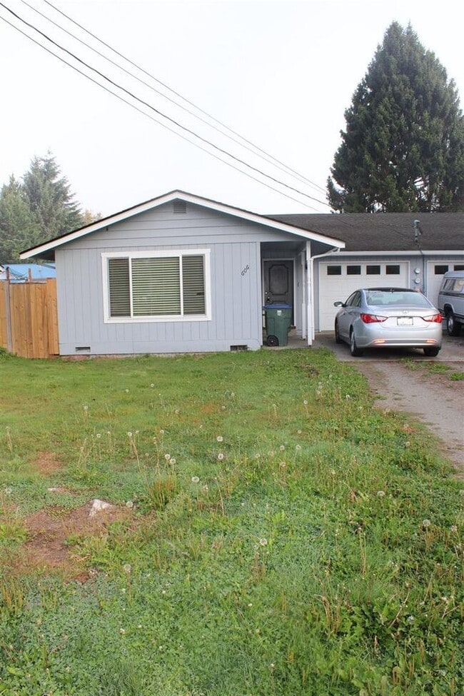 Building Photo - 2 Bedroom, 1 Bathroom Duplex!!!!