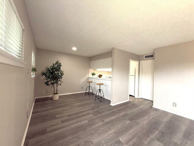 Primary Photo - 9733 Neuens Rd