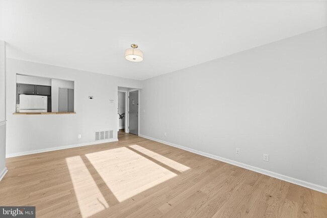 Building Photo - 3226 Sayre Dr