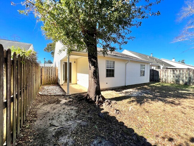 Building Photo - Charming home in Blue Pine Village!