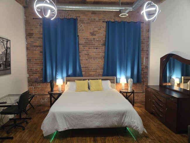 Building Photo - 227 Iron St