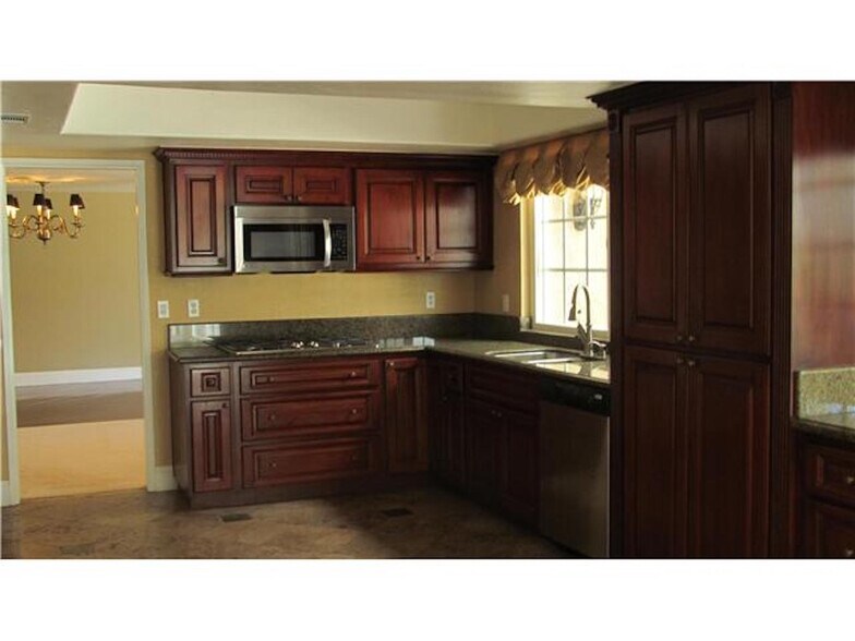 Building Photo - 2015 Hidden Crest Dr