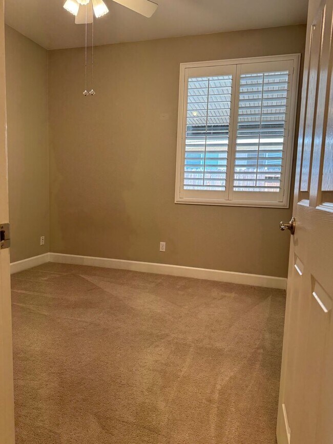 Building Photo - Charming single home in Roseville!