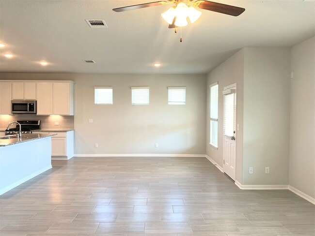 Building Photo - Large Single Level 4-bedroom in Oak Creek ...