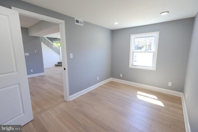 Building Photo - 5110 Kenwood Ave