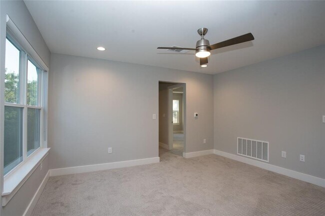 Building Photo - 3018 Sunridge Dr