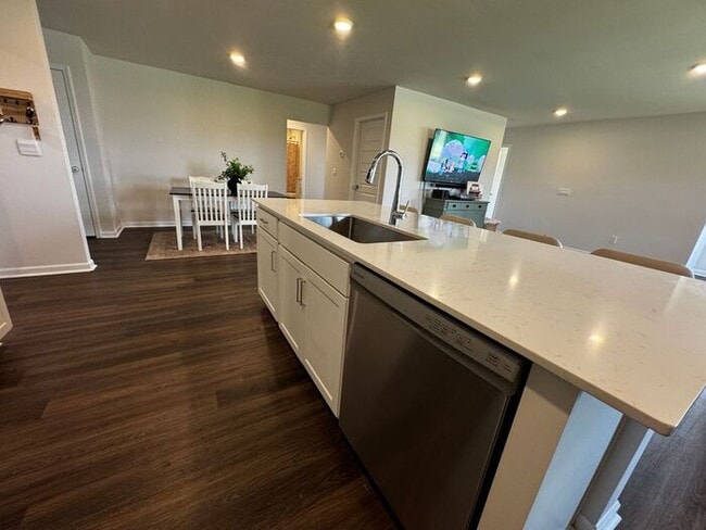 Building Photo - Beautiful 5 bedroom home available for rent
