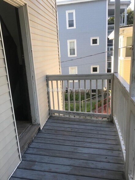 Building Photo - 198 Sherman St