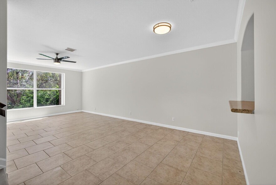 Building Photo - 2213 Oakmont Dr