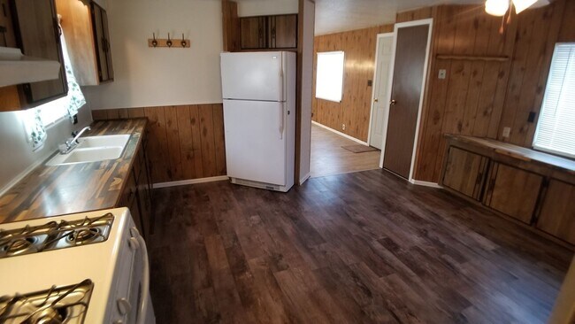 Building Photo - 3 Bed 2 Bath Fully Remodeled Mobile Home w...