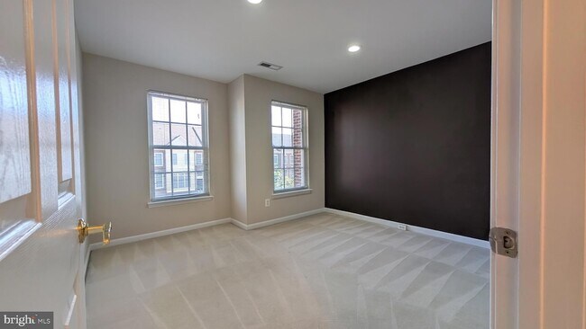 Building Photo - 42681 Rolling Rock Square