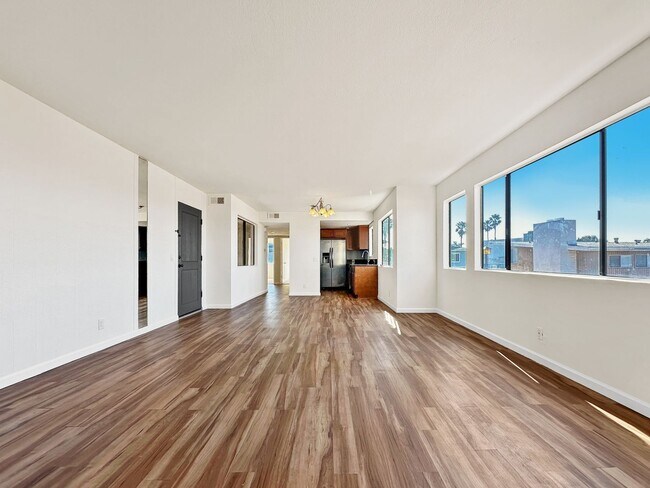 Building Photo - MON250