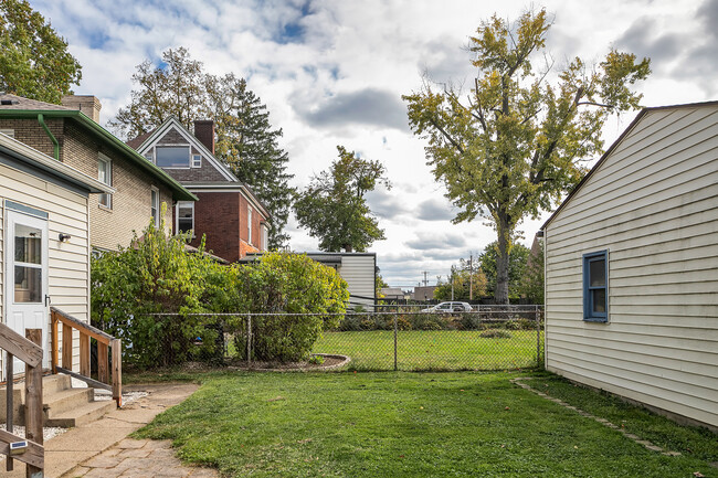 Cozy back yard - 713 Clinton Pl