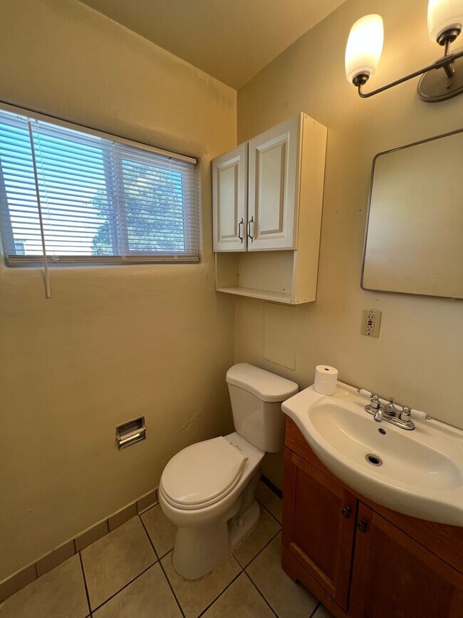 Building Photo - Nice 3 bedroom 1 3/4 Bath 2 Car Garage with large front and back yard!