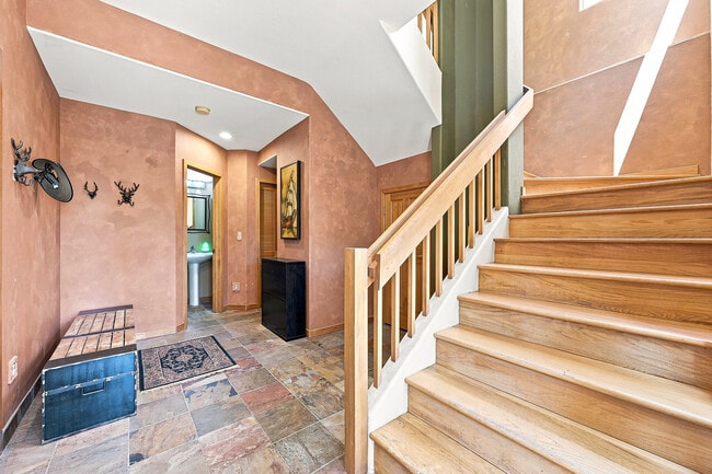 Building Photo - 551 Aspen Dr