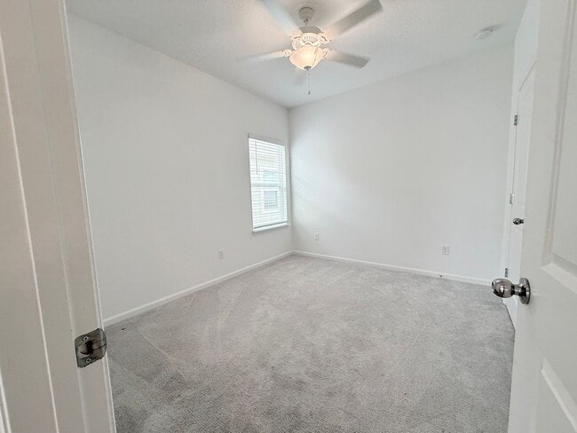 Building Photo - Like New Home In Highland Chase