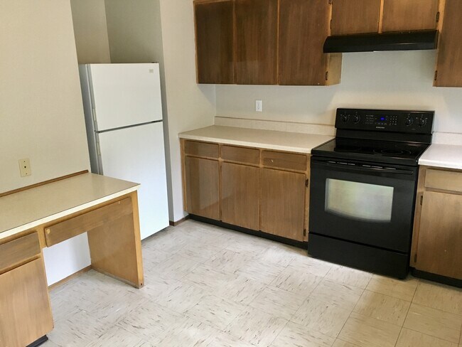 Building Photo - Spacious 3 bdrm/1.5 bath, Garage, Fenced Backyard in Brentwood-Darlington!