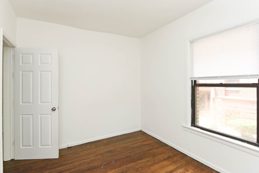 Building Photo - 929 W Sunnyside Ave