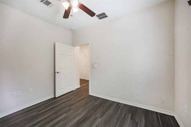 Building Photo - 10310 Chesterfield Dr
