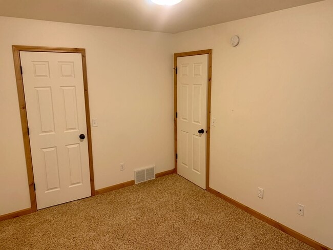 Building Photo - 3 bedroom 2 bath townhome