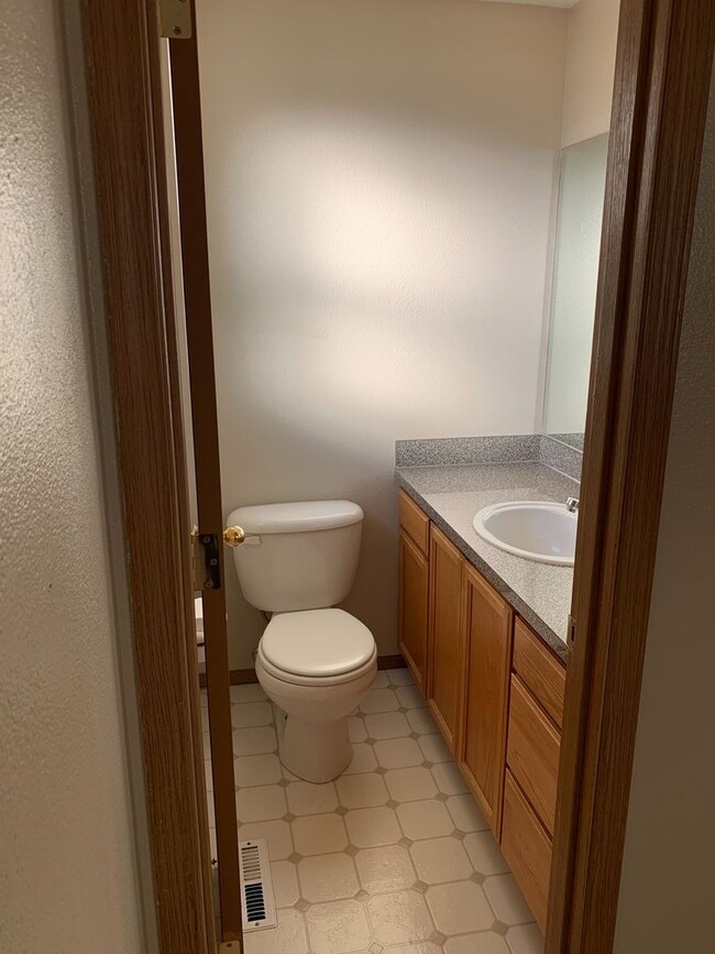 Building Photo - VIDEOTOUR: Amazing Newer South Salem Home! Great Location. PETS WELCOME