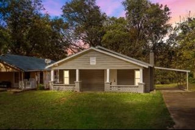 Building Photo - Newly Renovated 3 Bedroom 1 Bath Home w/ C...