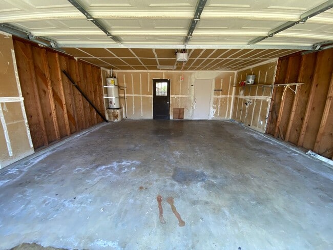 Building Photo - North Visalia Townhome Available Now