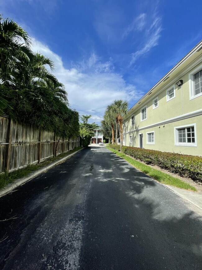 Building Photo - 1000 Palm Trail