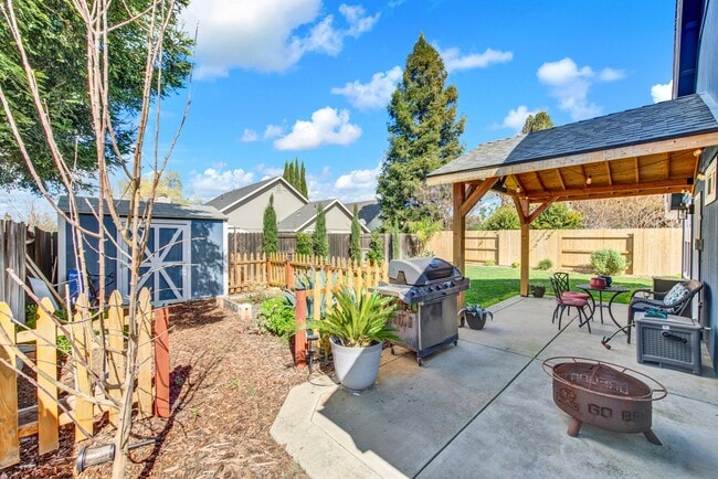 Building Photo - 209 White Oak Ln