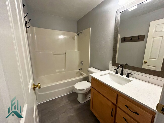 Building Photo - Updated 3 Bed 2 Bath Home