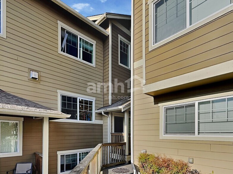 Primary Photo - 7337 Rainier Dr