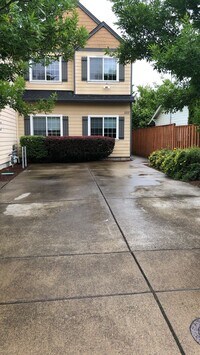 Building Photo - Your Perfect Corvallis Oasis Awaits at This 4-Bedroom Townhouse!