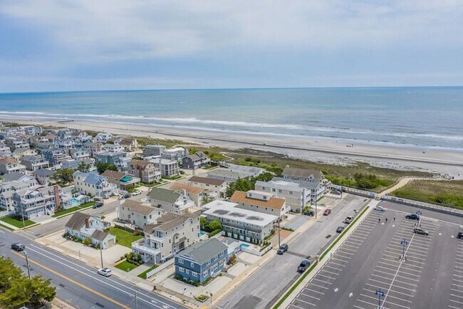 Building Photo - BEACH BLOCK - 2 Bed / 1 Bath - WINTER RENT...