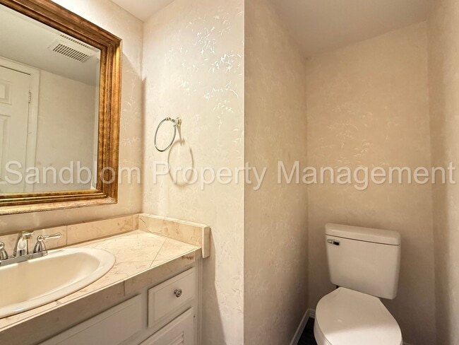Building Photo - For Lease | South Tulsa - Townhouse | $150...