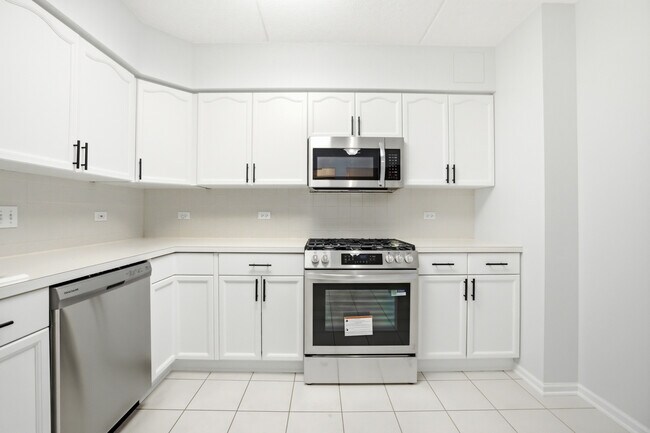 Building Photo - 650 S River Rd