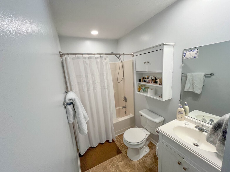 Building Photo - 440 Pleasant View Dr