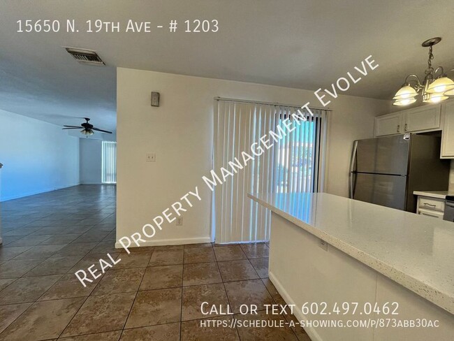 Building Photo - Phoenix Townhome is Move-in Ready! MOVE-IN...