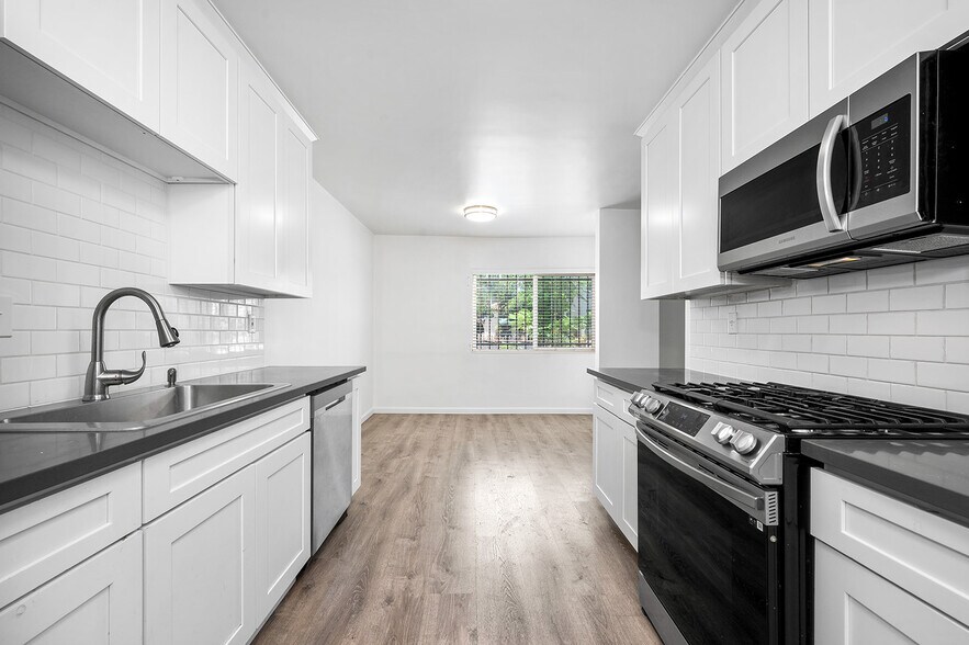 Primary Photo - 6133 Whitsett Ave