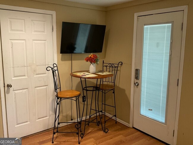 Building Photo - 6052 Pine St