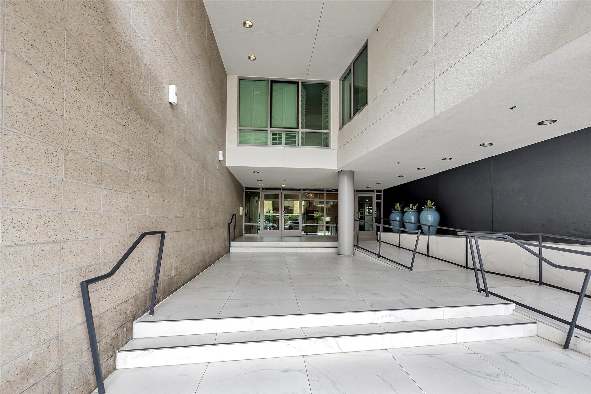 Building Photo - 425 W Beech St