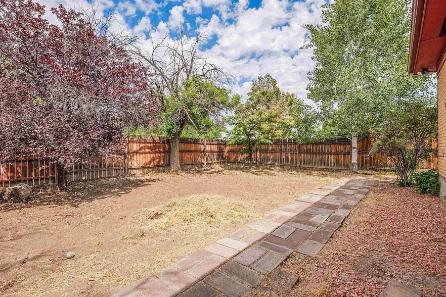 Building Photo - 2202 Orchard Ave