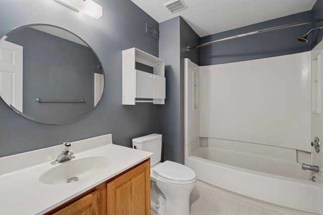 Building Photo - Spacious 3 Bedroom, 2.5 Bath Townhouse in ...