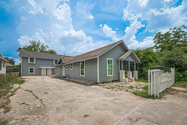 Building Photo - 4013 Ranch St