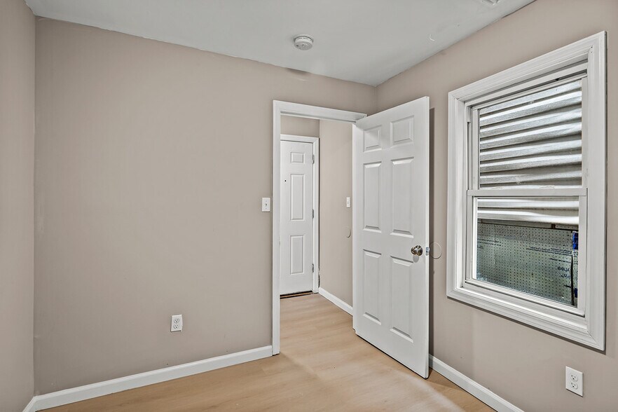 Building Photo - 113 E Main St