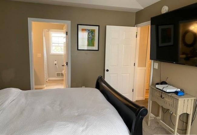 Building Photo - 4 Bed 2.5 Bath Plus Shop