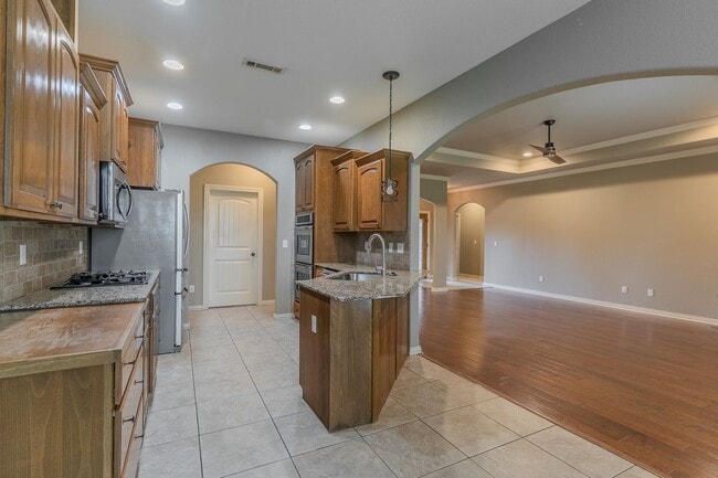 Building Photo - 4 BR Farmington Home!