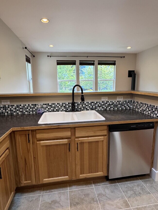 Building Photo - Single-family 3-bedroom home in a desirable neighborhood in town!